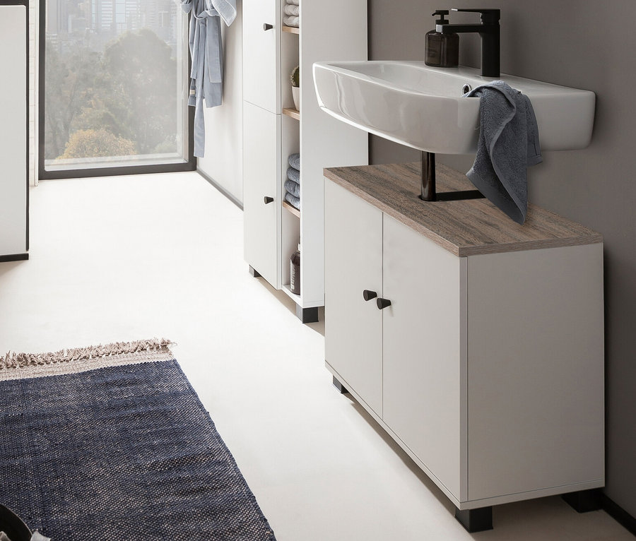 Badezimmer-Interieur mit einem weißen Waschbecken über einem matten weißen »Balto« Waschbeckenunterschrank.