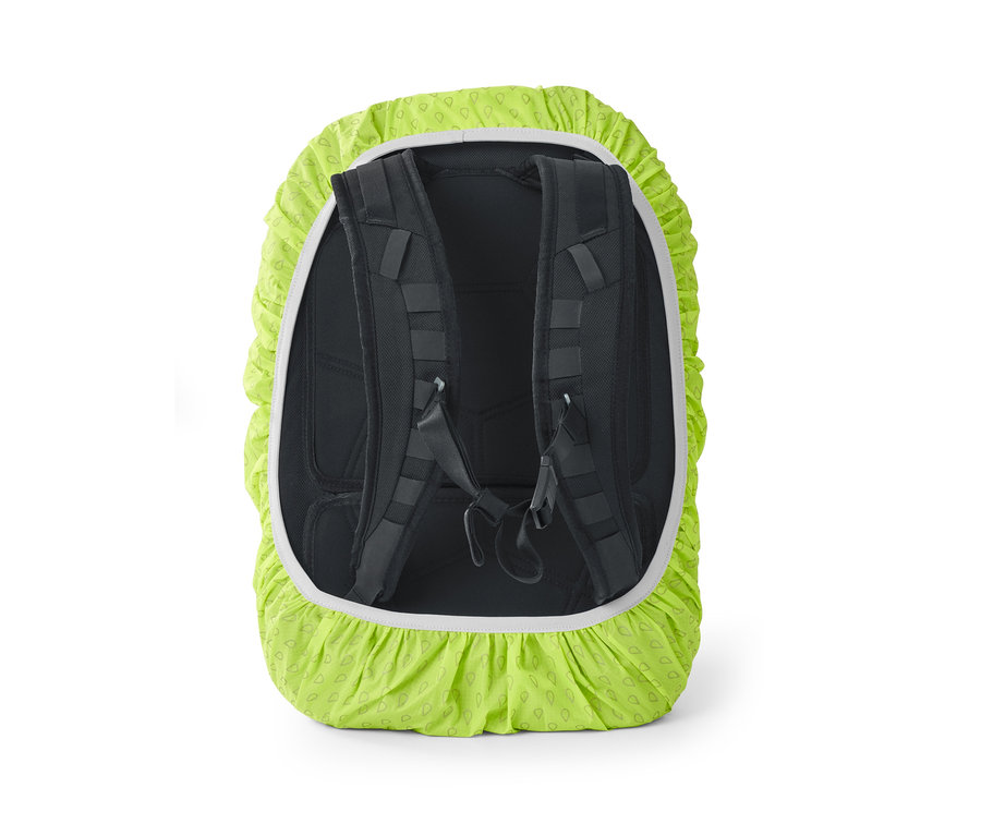Rückansicht eines Rucksacks mit Rucksack-Regenschutzhülle.