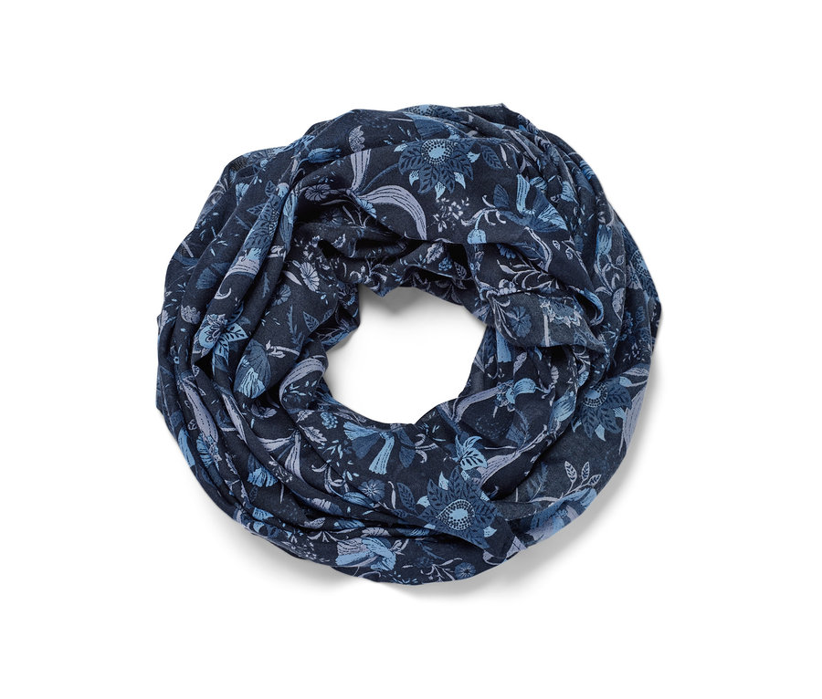 Ein bedruckter Loop-Schal mit blauem Blumenmuster.