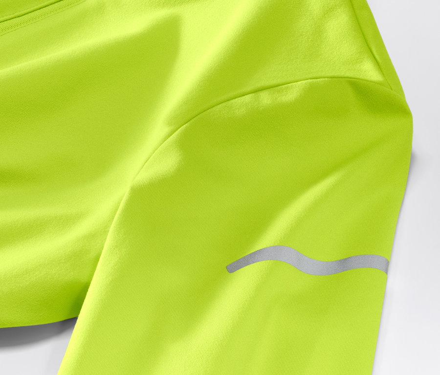 Detailaufnahme eines neonlimefarbenen Thermo-Funktionsshirts mit langem Ärmel und reflektierendem Detail.