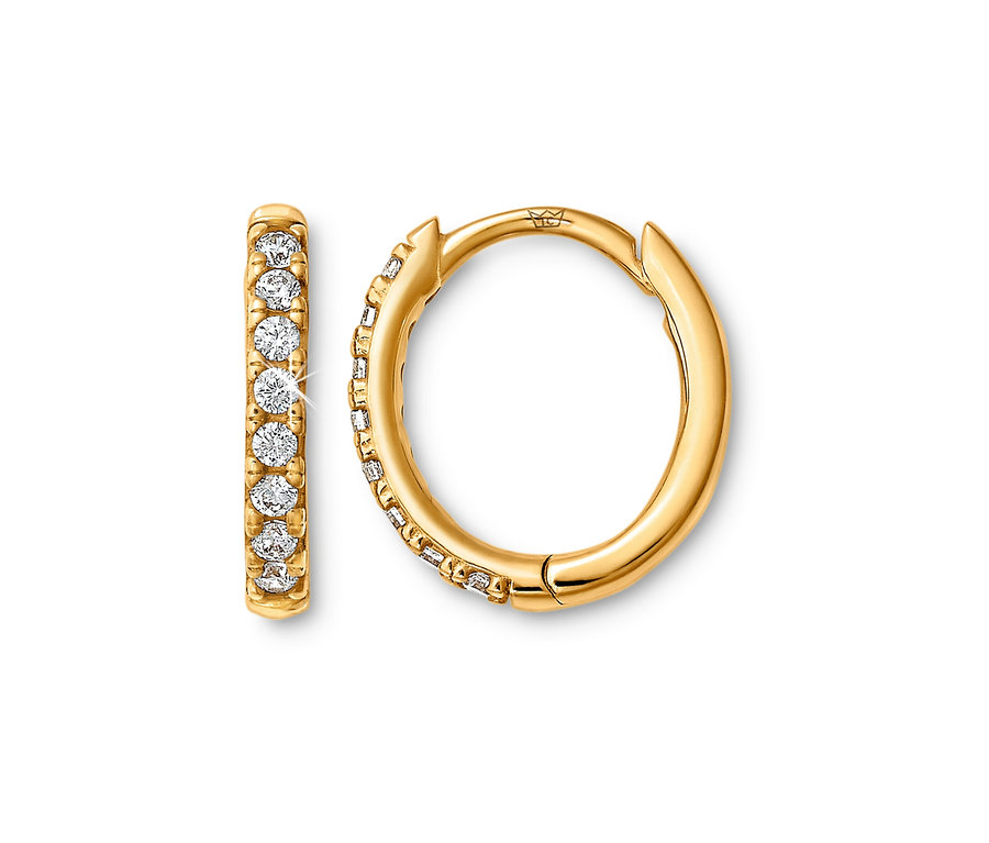 Zwei goldene Creolen mit Zirkonia Steinen.