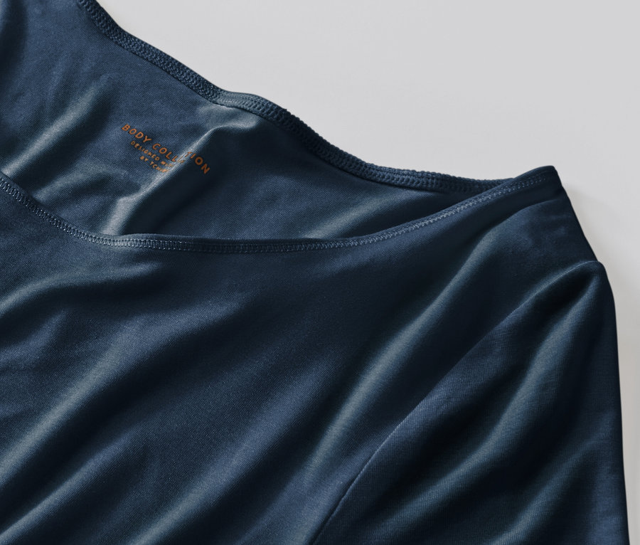 Detailansicht eines blauen Langarmshirts im Modal-Seide-Mix.