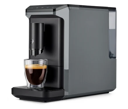 »Esperto mini« Kaffeevollautomat, Grey befüllt ein Glas mit Kaffee.