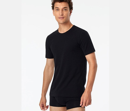 Mann trägt ein schwarzes SCHIESSER T-Shirt aus Bio-Baumwolle aus einem 2er-Pack.