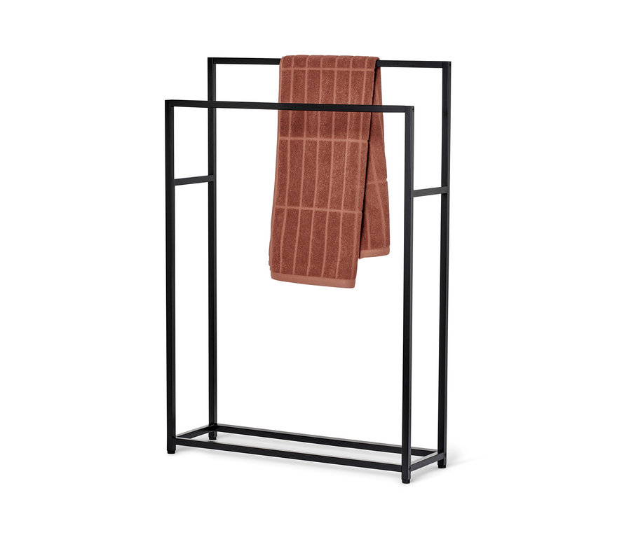 Ein braunes Handtuch hängt auf einem schwarzen Handtuchhalter.