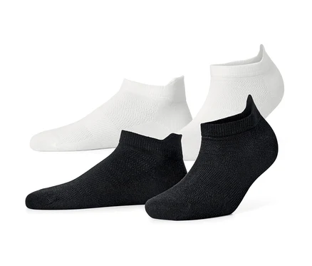 Zwei Paar Sneaker-Sportsocken in Schwarz und Weiß.