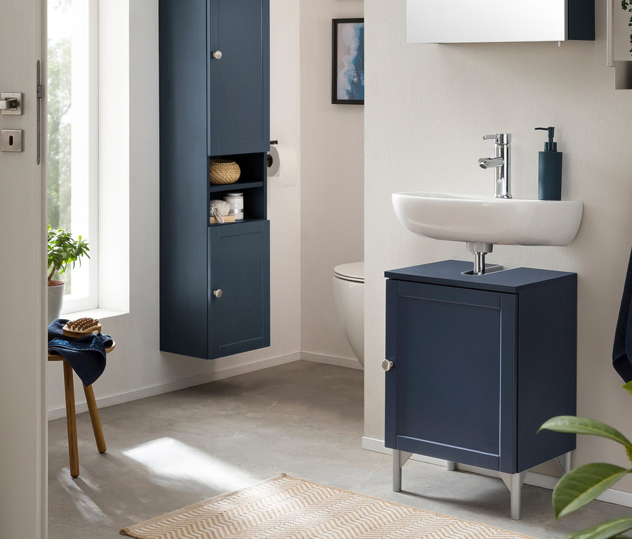 Blaues Badezimmer mit Jesper Hochschrank und kleinem Jesper Waschbeckenunterschrank.