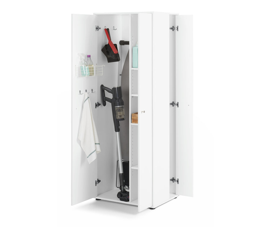 Offener Universalschrank mit seitlichem Stauraum, darin Staubsauger, Kehrbesen und Reinigungsmittel.