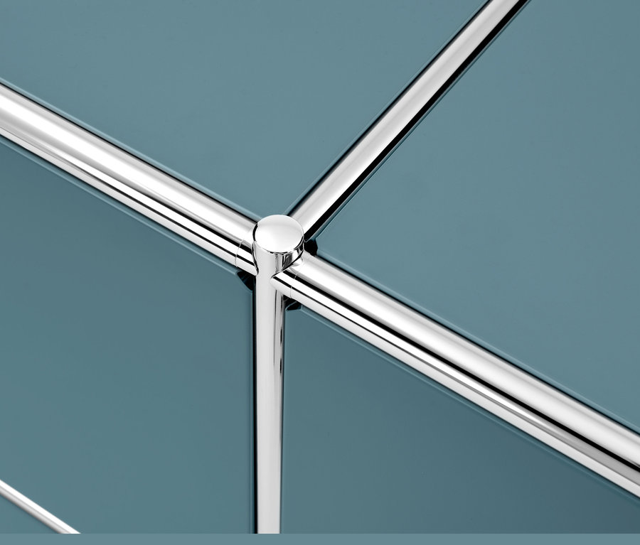 Detailansicht eines basaltblauen Sideboards »CN3« mit 4 Klappfächern und verchromtem Gestell.