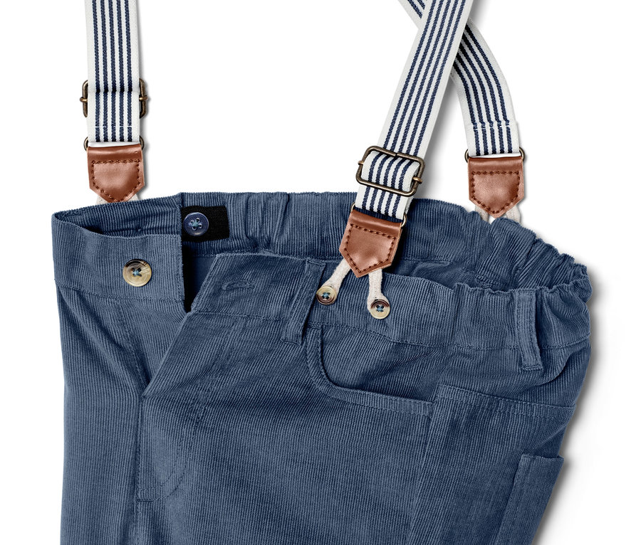 Detail einer Kinder-Cordhose mit abnehmbaren Hosenträgern, blaue Farbe.