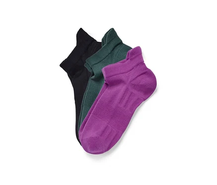 Drei Paar Profi-Laufsocken in Beere, Grün und Schwarz.