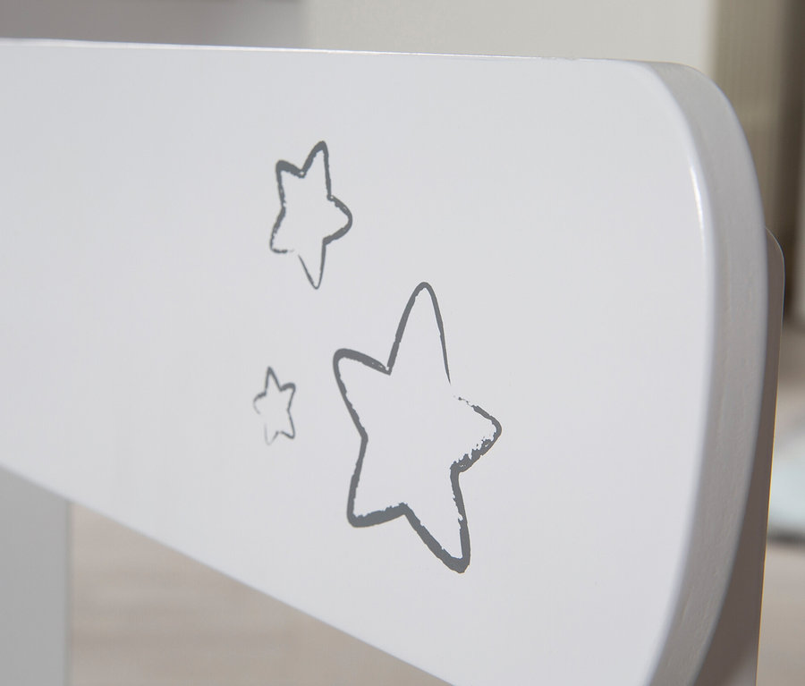 Detailansicht einer weißen roba Kindersitzgruppe »Little Stars« mit grauen Sternen.