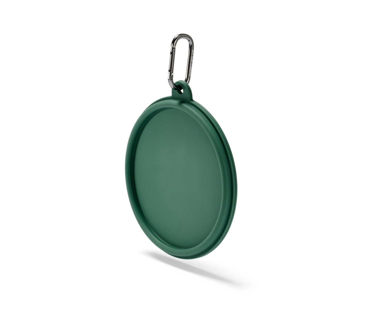 Ein grüner, faltbarer Fressnapf mit silbernem Karabiner hängt vor einem weißen Hintergrund.