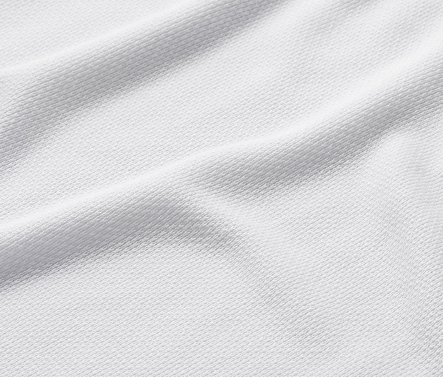 Detailaufnahme eines strukturierten, weißen Shirts.