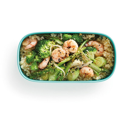 Garnelen, Brokkoli und Spargel in einer Lunch-Box-Set mit Besteck.