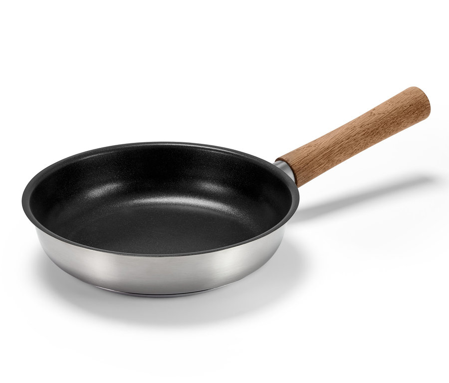 Edelstahl-Pfanne mit Holzgriff, ca. 20 cm, auf weißem Hintergrund.