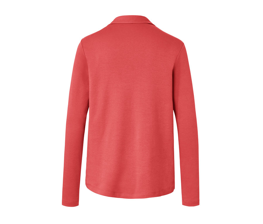 Rückansicht eines korallenroten Sweatshirts mit Polokragen.