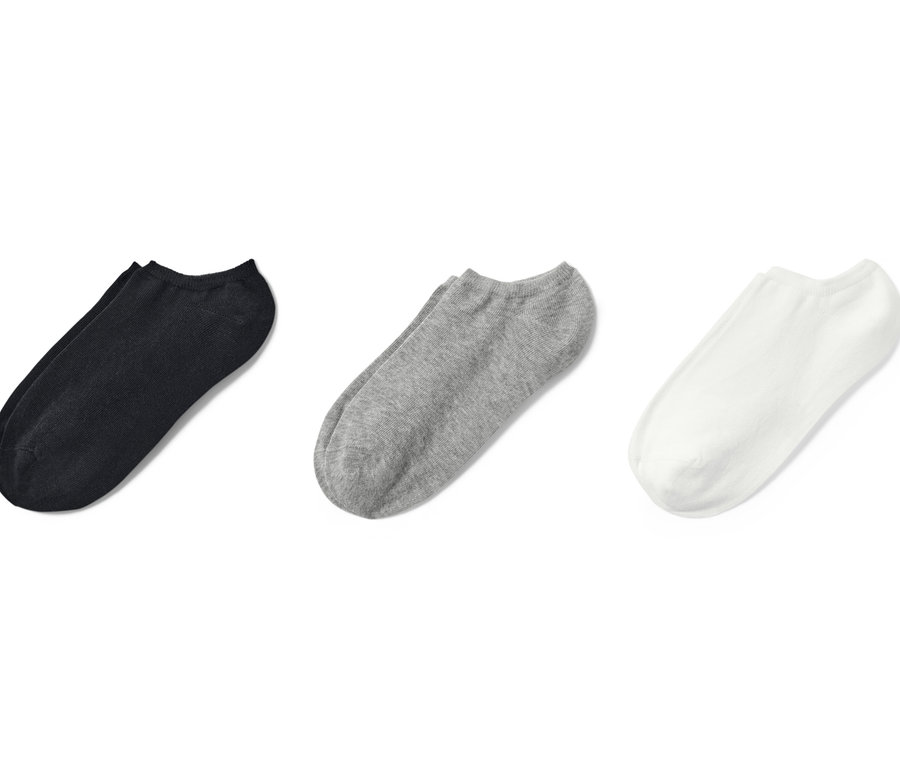 Schwarze, graue und weiße Socken auf weißem Hintergrund.