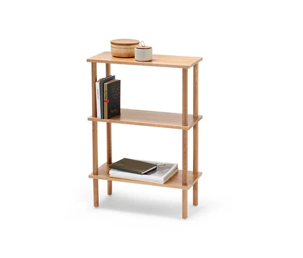 Dreistöckiges Standregal mit zwei dekorativen Dosen und Büchern.