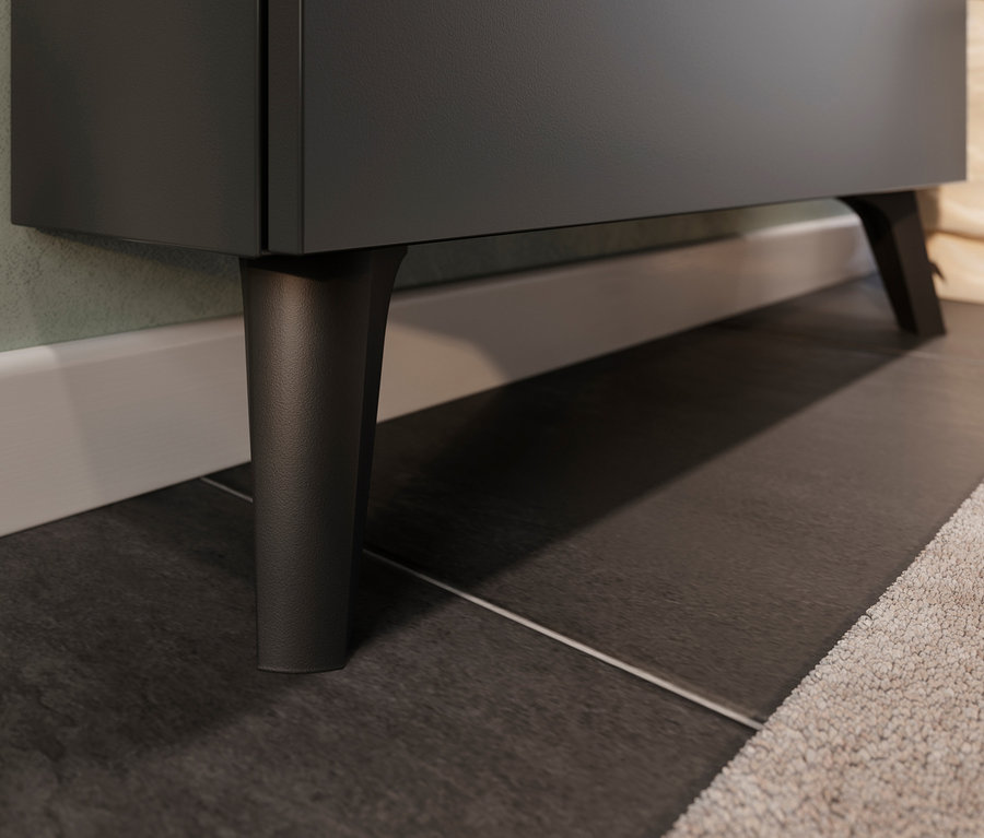 Detailansicht eines graphitfarbenen Schuhschranks »Kipper« mit Füßen auf dem Boden.