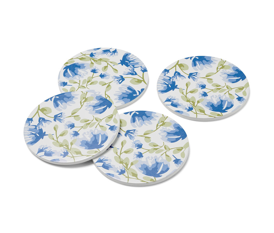 Vier Getränkeuntersetzer mit blauem Blumenmuster.