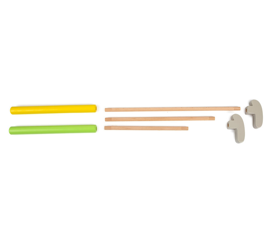 Gelber und grüner Stab und Holzpflöcke aus dem small foot Minigolf-Set »Active«.