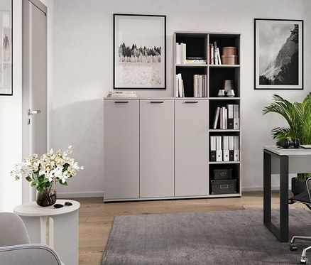 Graues Bürozimmer mit einem großen und einem kleinen Aktenschrank "Floda".