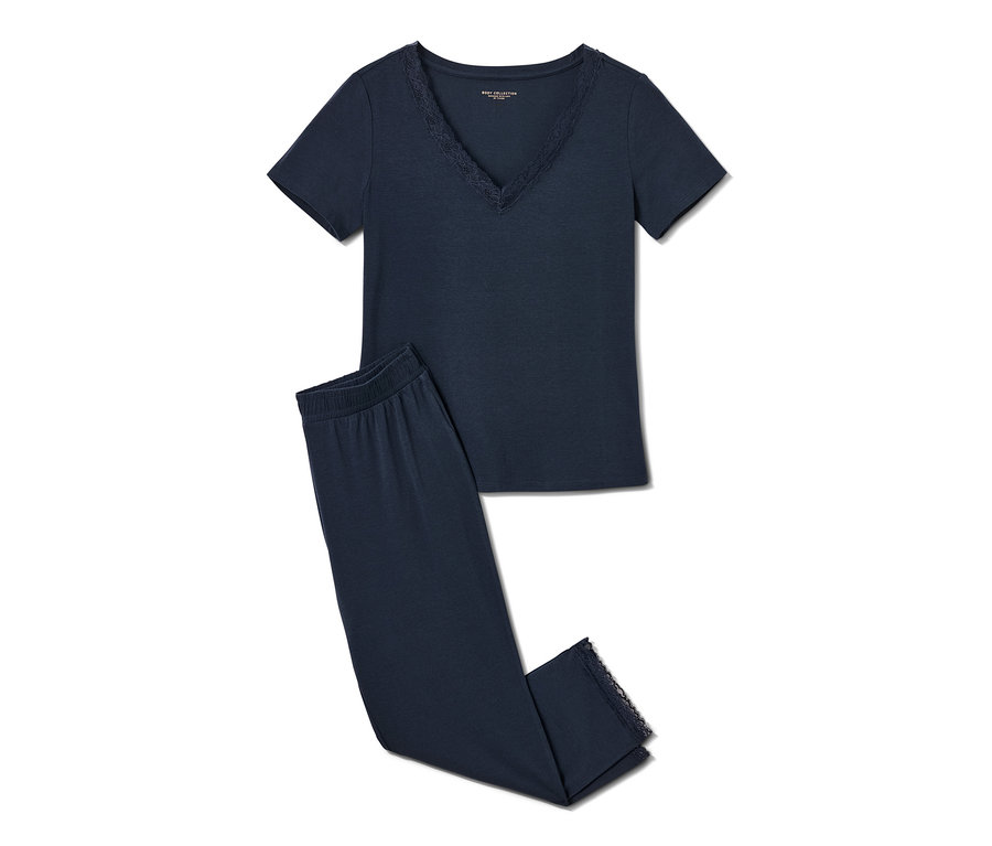 Dunkelblauer Pyjama mit Spitze.