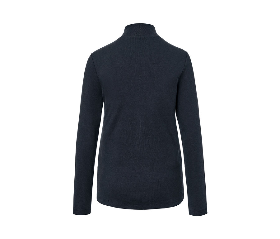 Dunkelblaues Langarmshirt.