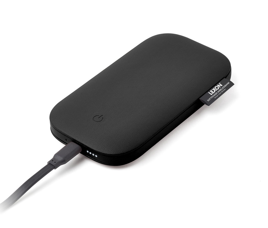 Eine schwarze kabellose Lexon »SOFTPOWER« Powerbank mit verbundenem Ladekabel.