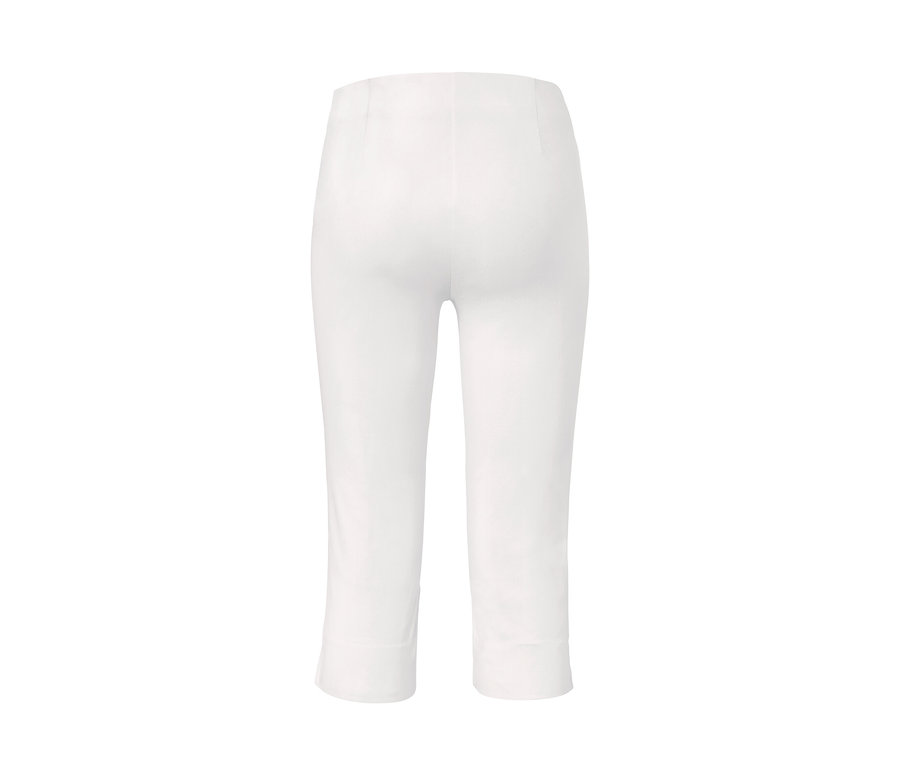 Detailansicht der Rückseite einer weißen 3/4-Stretchhose.