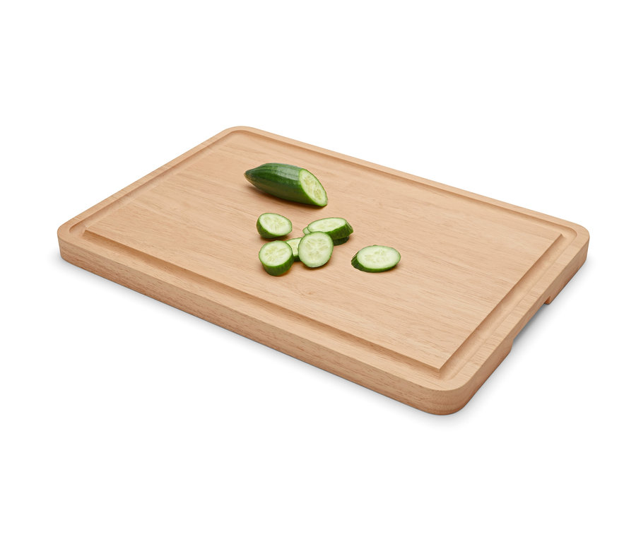 Geschnittene Gurke auf einem Holz-Schneidebrett.