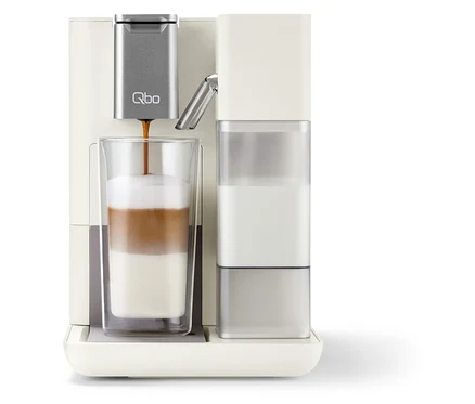 Ein Qbo MILK MASTER White Cashmere bereitet Kaffee in einem Glas zu.