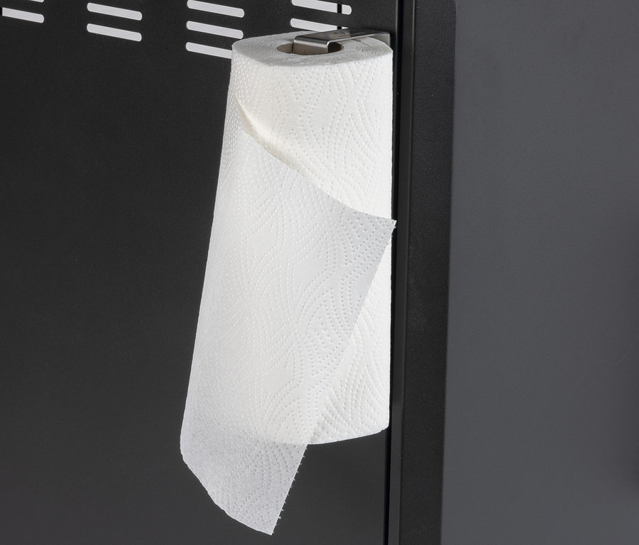 Eine Rolle Papierhandtücher hängt seitlich an einem schwarzen Grill der Marke Landmann magnetisches Zubehör.