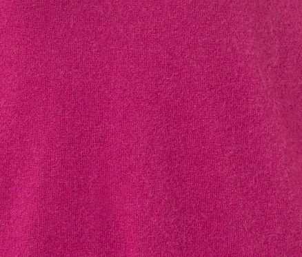 Detailansicht eines Feinstrickpullovers mit Cashmere in Berry.