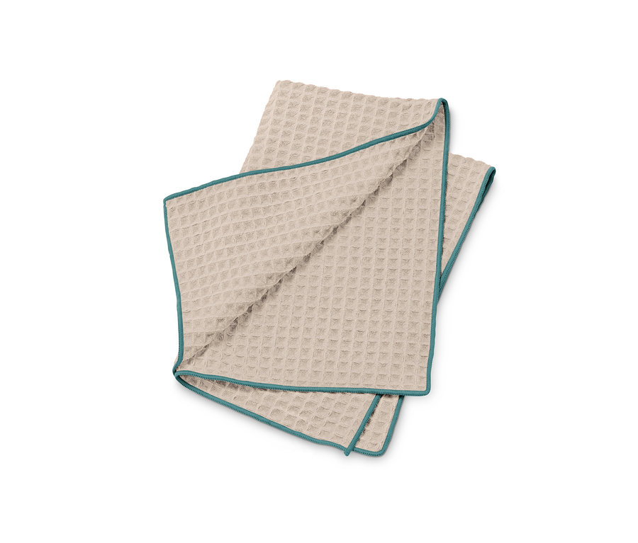 Beiges Spezial-Trockentuch mit türkiser Bordüre.