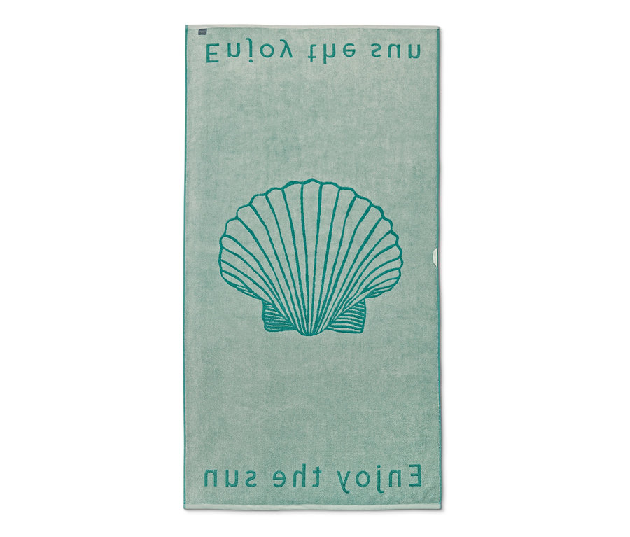 Ein hellgrünes XL-Frottier-Badetuch mit Muscheldruck und dem Schriftzug "Enjoy the sun".