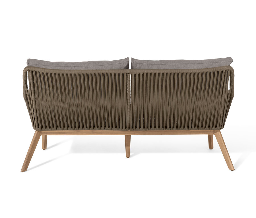 Rückansicht eines Lounge-Dining-Sets mit braunem Rattangeflecht und grauen Kissen.