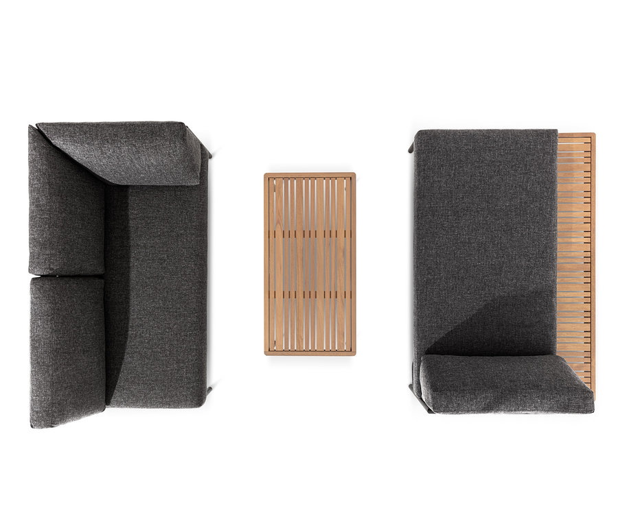 Draufsicht auf die Lounge-Ecke »Elin« mit Premium-Komfort-Kissen und die Lounge-Ecke »Elin«, ergänzt durch einen hölzernen Couchtisch.