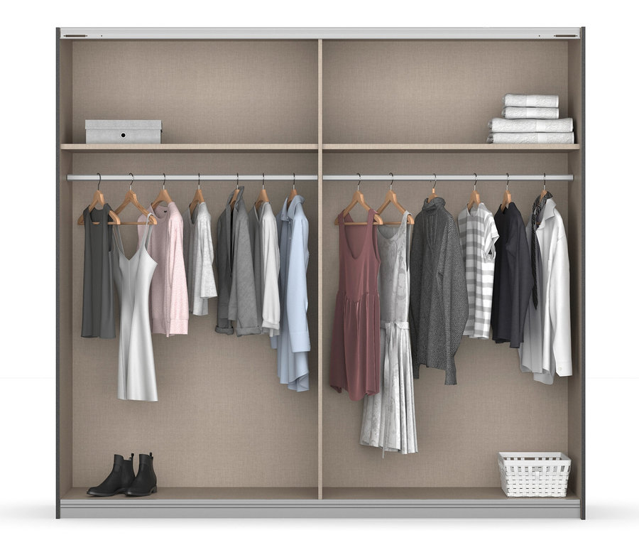 Offener rauch Schwebetürenschrank »Mosbach« mit Kleidung auf Kleiderbügeln, Schuhen und Aufbewahrungsboxen.