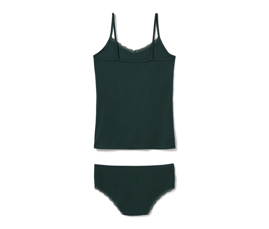 Ein dunkelgrünes Hemdchen-Slip-Set mit Spitze liegt auf einem weißen Hintergrund.