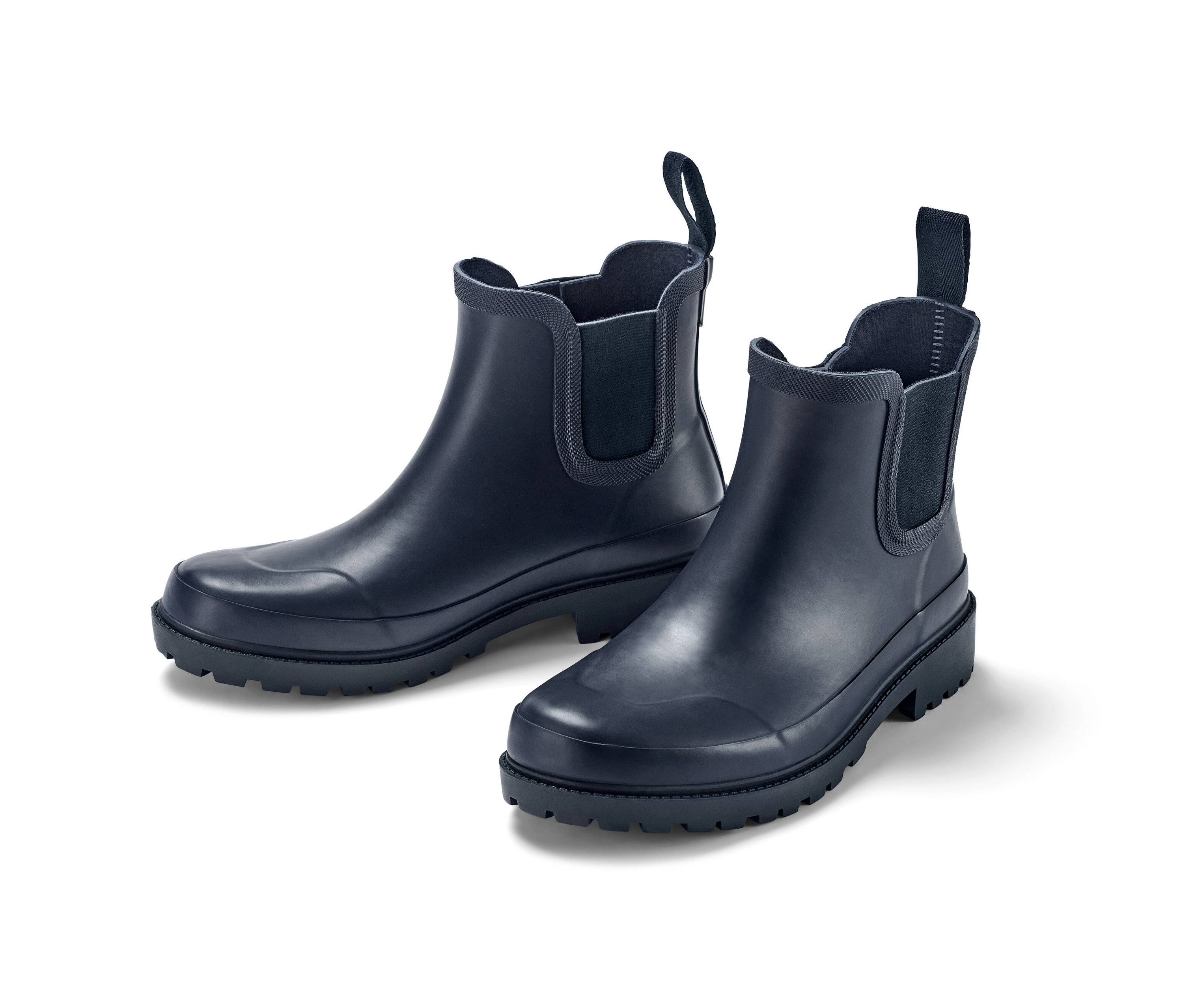Zwei Paar Regenstiefeletten auf weißem Hintergrund.