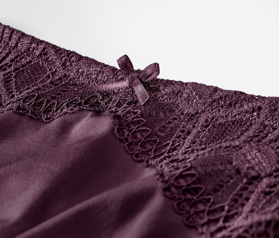 Detailaufnahme von 2 Slips mit Spitze und Schleife in Lila.