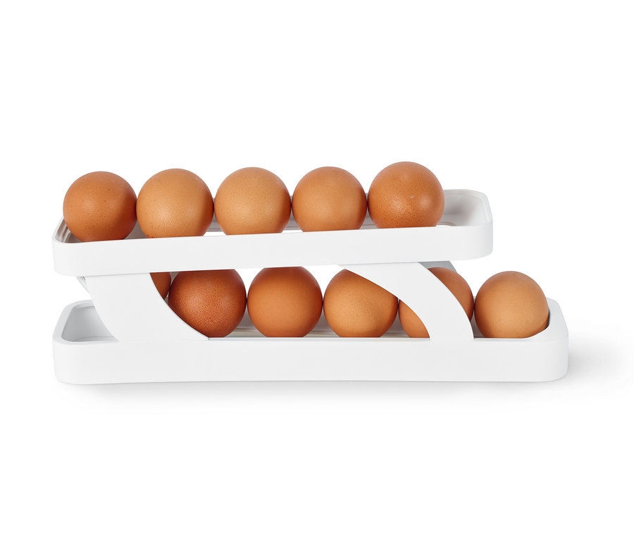 Braune Eier in einer weißen Eier-Aufbewahrung.