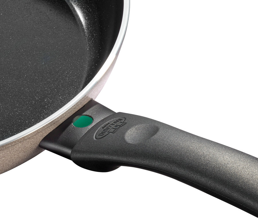 Detail einer sandfarbenen BALLARINI Aluminium-Bratpfanne.