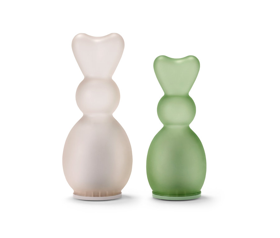 Zwei LED-Hasen, einer weiß und einer grün, stehen nebeneinander.