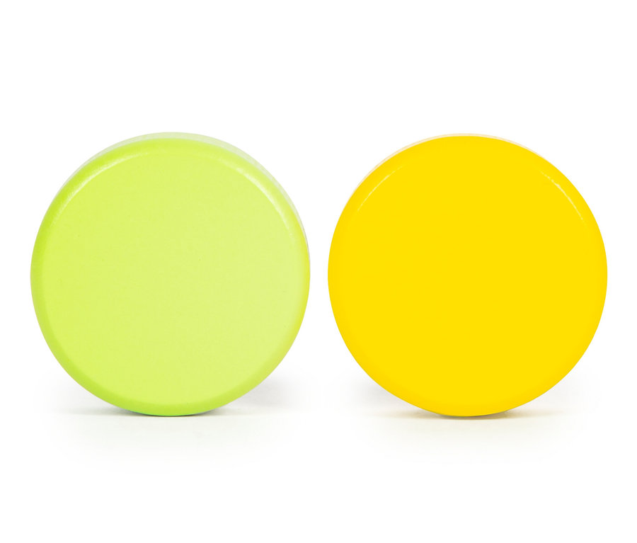 Zwei Spielpucks von Small Foot Cornhole und Sling-Puck-Spiel, einer hellgrün und einer gelb, liegen auf einem weißen Hintergrund.