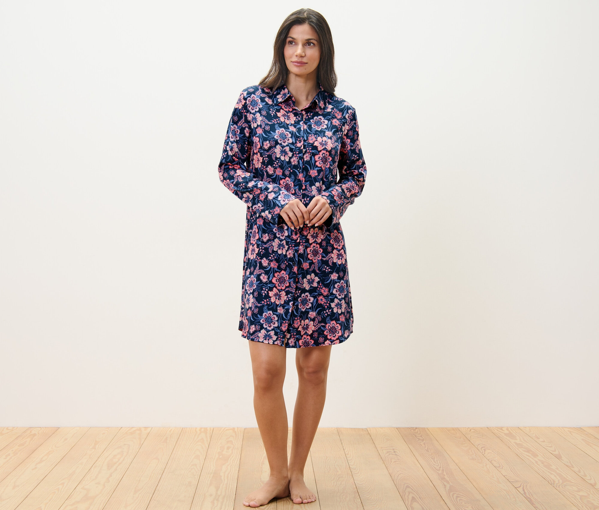 Eine Frau steht und trägt ein Web-Nachthemd.