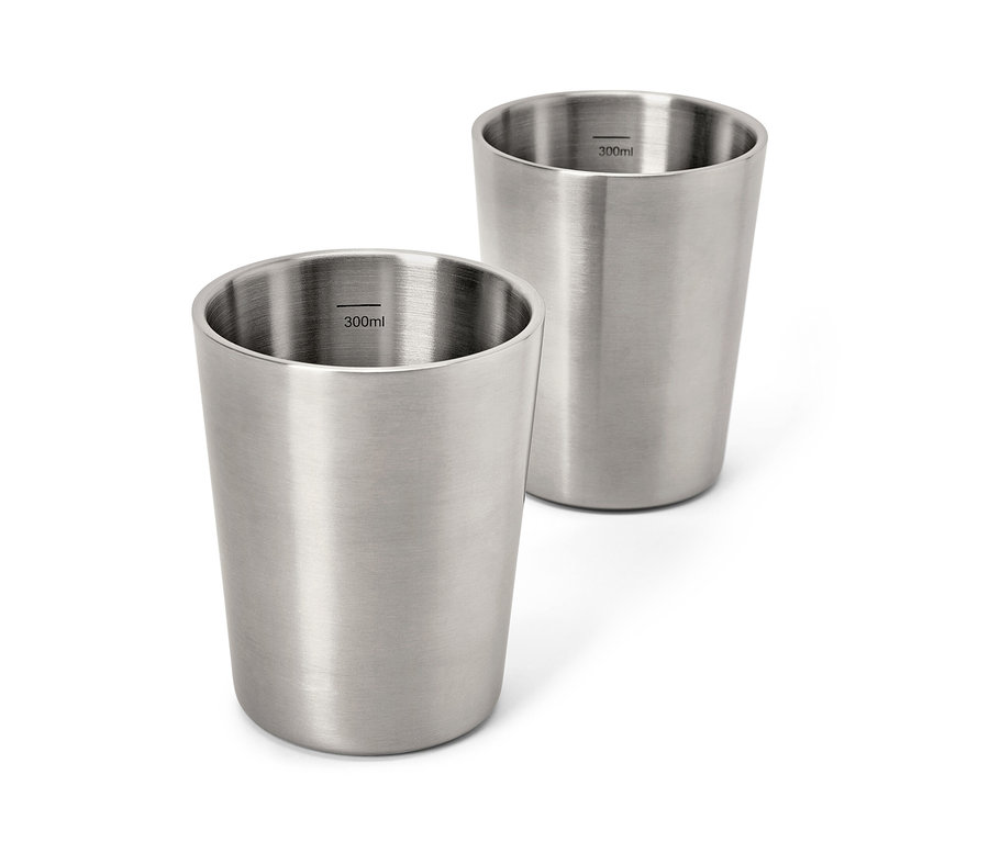 Zwei Camping-Becher aus Edelstahl.