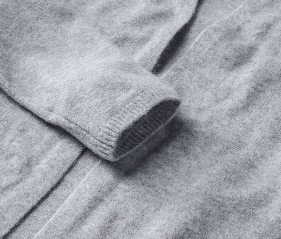 Detailaufnahme eines offenen grauen Cardigans.